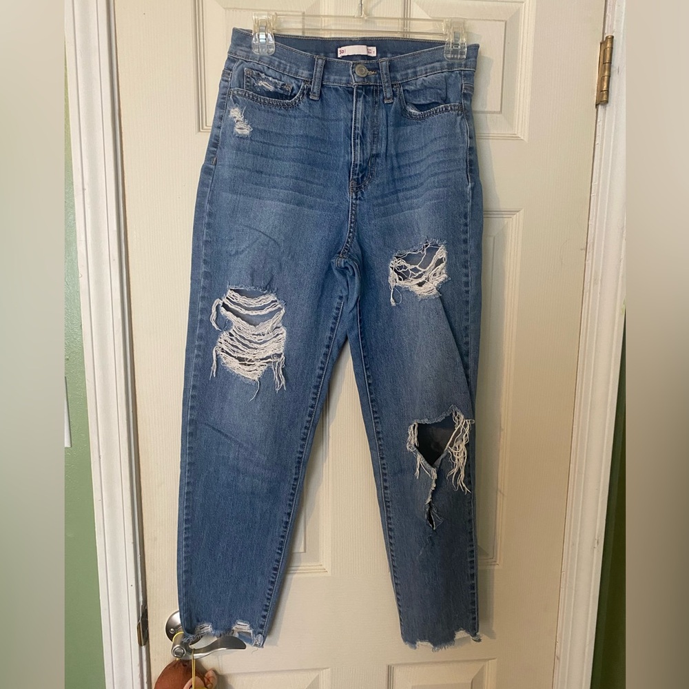 So high rise mom jean size 7 Distressed Blue Jeans cotton front with holes